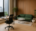 2025 ofis trendleri – modern ofis dekorasyonu, ergonomik sandalye, ahşap masa ve yeşil koltuklarla şık ofis tasarımı | Koca Ofis Mobilya